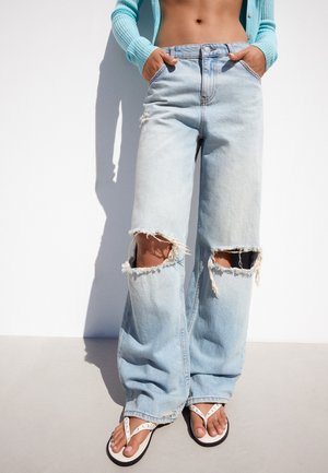 Bershka, STUDDED - FLAT SLIDER SANDALS - Sandales tongs - white