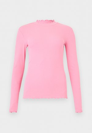 Haut rose à manches longues en maille côtelée avec bords volantés au col, aux poignets et à l’ourlet, présenté sur un fond clair uni.