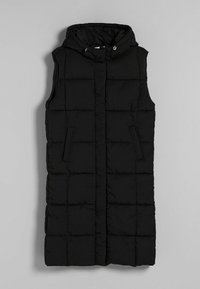 Veste longue à capuche noire sans manches, rembourrée, avec poches avant et motif matelassé en carré, posée à plat sur un fond gris clair.