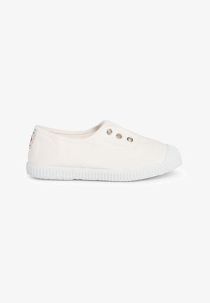 Scarpa slip-on bianca in tela con suola in gomma, punta rotonda e tre occhielli per la ventilazione. Presenta una piccola patch decorativa sul lato.