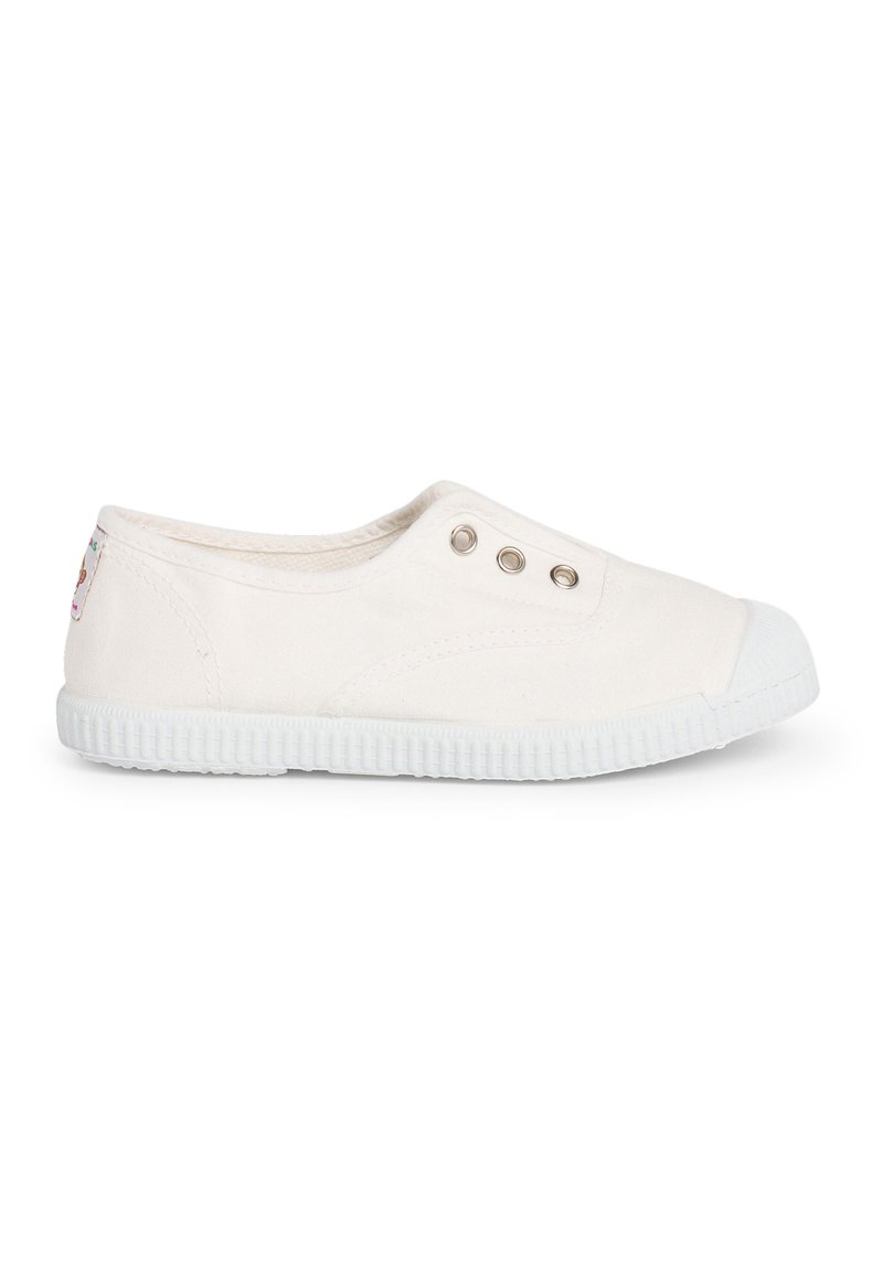Scarpa slip-on bianca in tela con suola in gomma, punta rotonda e tre occhielli per la ventilazione. Presenta una piccola patch decorativa sul lato.