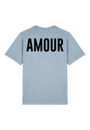 Svijetloplava pamučna majica s crnim natpisom "AMOUR" na leđima. Kratki rukavi i opušteni kroj s okruglim izrezom.