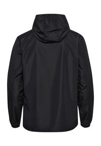 Chaqueta impermeable negra con capucha, con una textura suave, puños elásticos y un diseño limpio sin logotipos ni patrones visibles.