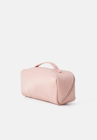 Borsa cosmetica rosa realizzata in tessuto liscio, con forma rettangolare, chiusura a cerniera e una piccola maniglia sulla parte superiore.