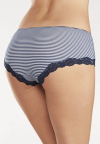 Donji veš za djevojčice u tamnoplavoj i bijeloj prugici s cvjetnim čipkastim detaljima duž nogu. Mekana tkanina s prilagođenim dizajnom.