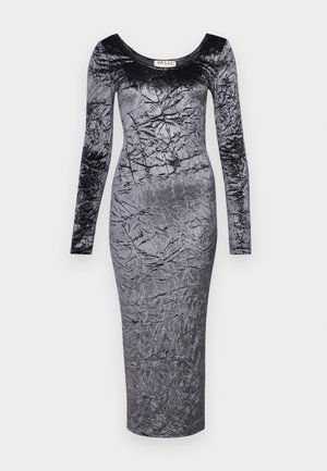 Duga haljina od baršuna dugih rukava u tamnosivoj boji s prilagođenim siluetom i naboranom teksturom, s dekolteom u obliku scoop i rubom do koljena.