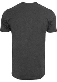 Camiseta oscura de manga corta gris con cuello redondo y espalda lisa, hecha de una tela suave y ligera. Sin patrones ni acentos visibles.