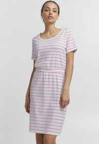 Abito a righe con scollatura rotonda, maniche corte e vita elastica. I colori includono il bianco con sottili righe rosa. Realizzato in morbido cotone.