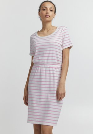 Gestreiftes Kleid mit Rundhalsausschnitt, kurzen Ärmeln und elastischem Bund. Die Farben umfassen Weiß mit dünnen rosa Streifen. Aus weichem Baumwollmaterial.