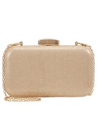 Bolso de mano en dorado metálico con un acabado texturizado. Presenta una forma rectangular, una cadena dorada y un cierre de broche en la parte superior.