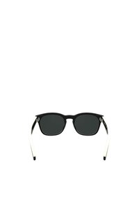 Czarnie prostokątne okulary przeciwsłoneczne z ciemnymi soczewkami, z białymi akcentami na zausznikach i elegancką plastikową oprawką.