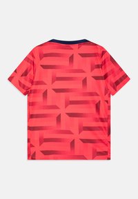 Camiseta roja de manga corta con un patrón geométrico en un rojo más oscuro, con un cuello redondo marino y una tela suave y ligera.