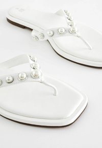 Next PEARL EFFECT TOE POST REGULAR WIDE FIT - Infradito - white