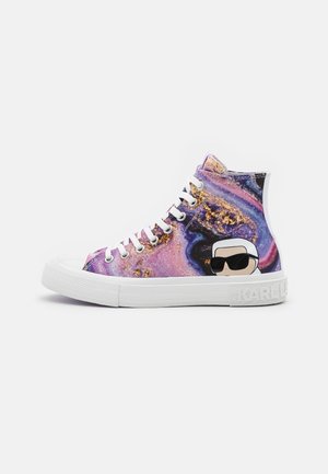 Høj sneaker med et hvirvlende lilla og guld mønster, hvide snørebånd og et tegneserieansigt med solbriller på hælen.