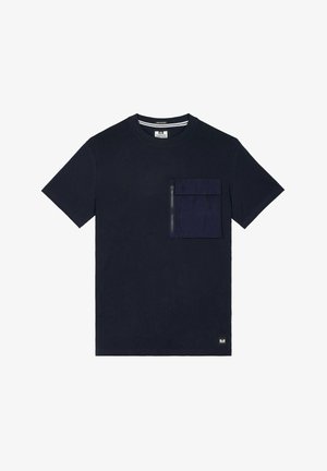 Marineblå t-shirt med korte ærmer lavet af bomuld. Den har en lynlåslomme på brystet, rund halsudskæring og et lille logomærke i bunden.