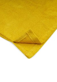 Gelbes Handtuch mit einer weichen, strukturierten Oberfläche und gefaltetem Eckdetail. Die Kanten sind sauber genäht für Haltbarkeit und zeigen eine einfarbige Gestaltung.