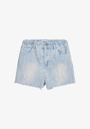 Pantalones cortos de mezclilla en azul claro con lavado descolorido, dobladillo deshilachado, diseño de cinco bolsillos y cierre de botón en la cintura.