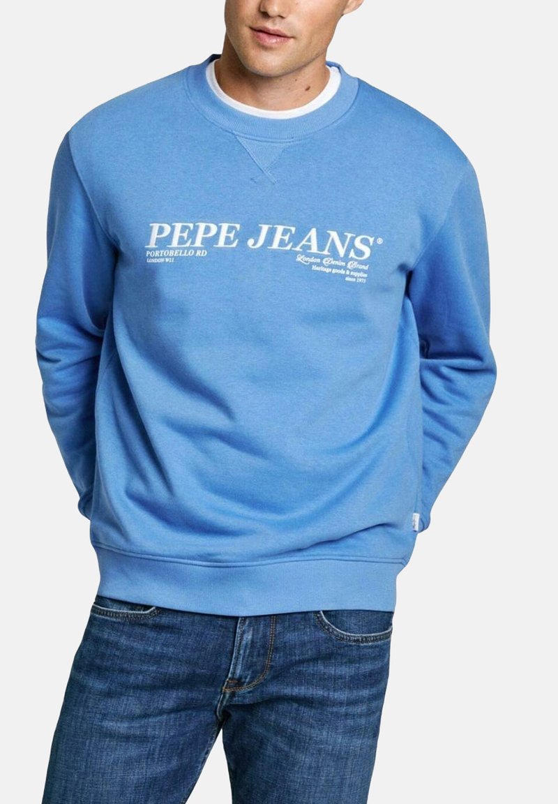 Plavi pamučni dukserica s okruglim izrezom i rebrastim manžetama. Ima bijeli logo tekst "PEPE JEANS" preko grudi. Gladak materijal.
