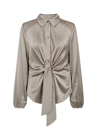 Långärmad blus i beige satin med framknappar, spetsig krage, elastiska manschetter och en stor knut knuten vid midjan.