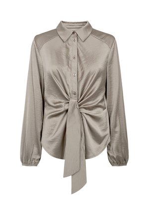 Långärmad blus i beige satin med framknappar, spetsig krage, elastiska manschetter och en stor knut knuten vid midjan.