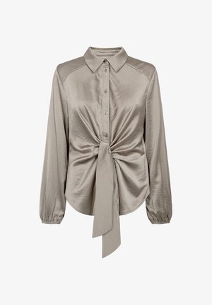 Långärmad blus i beige satin med framknappar, spetsig krage, elastiska manschetter och en stor knut knuten vid midjan.