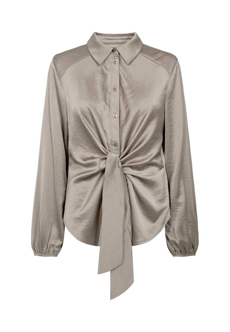 Långärmad blus i beige satin med framknappar, spetsig krage, elastiska manschetter och en stor knut knuten vid midjan.