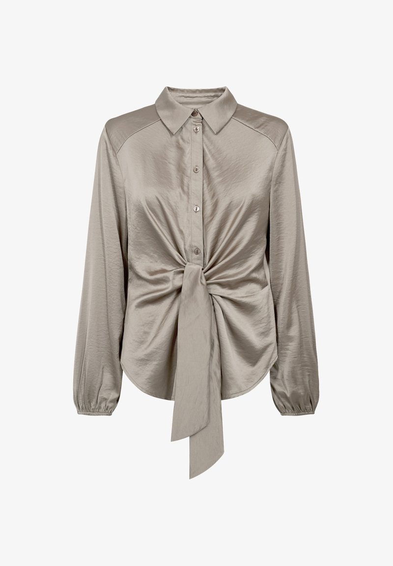 Långärmad blus i beige satin med framknappar, spetsig krage, elastiska manschetter och en stor knut knuten vid midjan.
