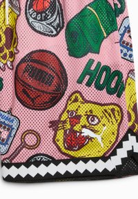 Tejido de malla rosa con estampados gráficos coloridos, incluyendo balones de baloncesto, un gato de dibujos animados y motivos deportivos, acentuado por un ribete en zigzag negro.