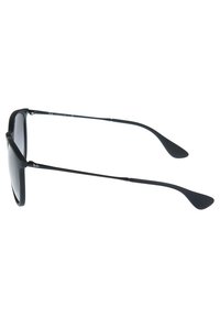 Ochelari de soare din plastic negru, cu formă rectangulară, lentile închise la culoare și brațe subțiri care se subțiază ușor către capete.