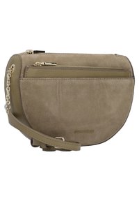 Olivgrüne Wildleder-Crossbody-Tasche mit geschwungener Form, ausgestattet mit zwei Reißverschlusstaschen und einem abnehmbaren Kettenriemen. Goldfarbene Hardware-Details.