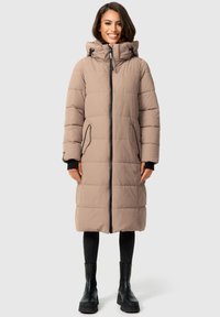 Abrigo acolchado beige con cuello alto, cremallera negra y acentos en contraste. Cuenta con dos bolsillos laterales y un diseño hasta la rodilla.