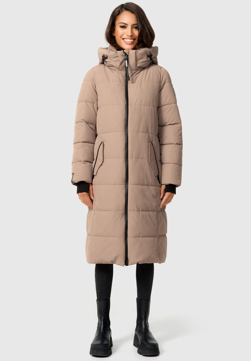 Abrigo acolchado beige con cuello alto, cremallera negra y acentos en contraste. Cuenta con dos bolsillos laterales y un diseño hasta la rodilla.