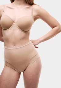 Naakt, kantvrij beha met voorgemoldeerde cups en verstelbare bandjes, gecombineerd met hoge taille, soepele, naadloze naakt slipjes, met subtiele stiksels.