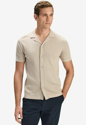 Beige ribbet skjorte med korte ærmer og klipkrave, der har fem knapper foran, glat tekstur og en tætsiddende pasform.