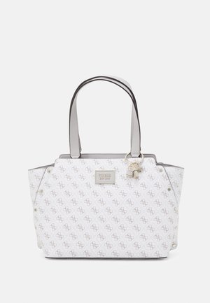 Biała torba typu tote marki Guess z szarym wzorem logo, podwójnymi paskami na ramię, złotą plakietką z logo oraz dwoma złotymi zawieszkami na jednym pasku.