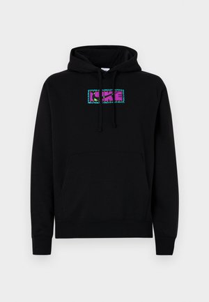 Sweatshirt à capuche noire avec une poche kangourou sur le devant. Présente un logo graphique coloré en violet et en teal sur un patch rectangulaire.
