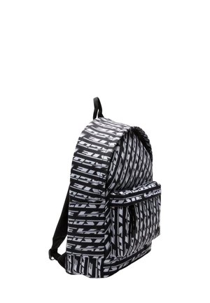 Sac à dos imprimé noir et blanc avec une forme arrondie, poche avant, bretelles ajustables et une finition texturée présentant un motif de logo audacieux et répétitif.
