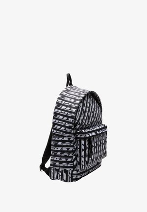 Sac à dos imprimé noir et blanc avec une forme arrondie, poche avant, bretelles ajustables et une finition texturée présentant un motif de logo audacieux et répétitif.