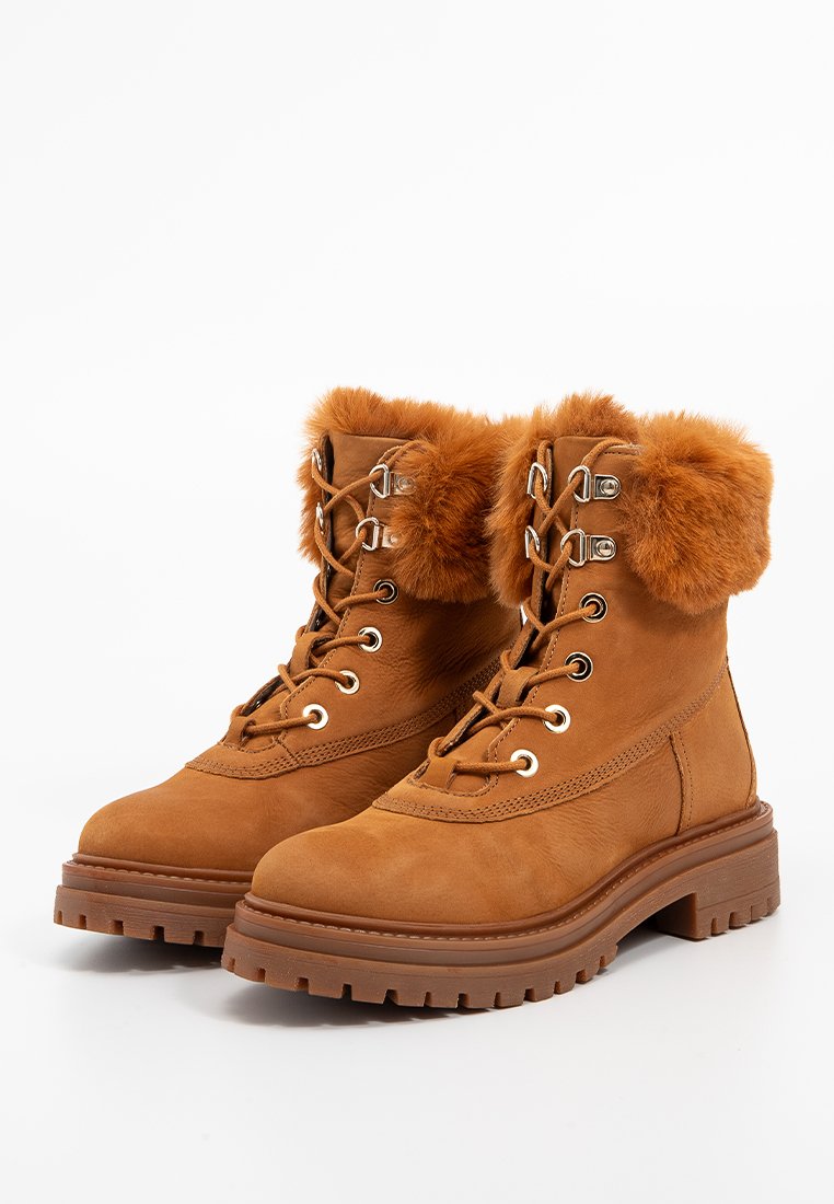 Botas de invierno marrones con cordones y detalles de piel de pelo alrededor del tobillo, con suelas gruesas y con buen agarre, diseñadas para el frío y el uso al aire libre.