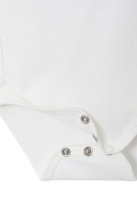 Weiße Baumwollbodysuit mit Druckknöpfen am Boden, ausgestattet mit einer weichen Textur und einem klaren, schlichten Design.