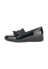 Mocassin noir brillant avec des pampilles, panneaux latéraux élastiques, semelle en caoutchouc épaisse et logo de la marque embossé sur le côté du talon.