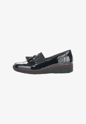 Mocassino nero lucido con nappine, pannelli elastici laterali, suola in gomma spessa e logo del marchio impresso sul lato del tallone.