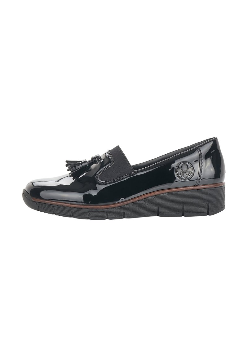 Mocassin noir brillant avec des pampilles, panneaux latéraux élastiques, semelle en caoutchouc épaisse et logo de la marque embossé sur le côté du talon.