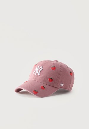 Casquette de baseball rose avec logo blanc "NY" et fraises rouges brodées dispersées, tissu doux, visière incurvée et étiquette de la marque '47 sur le côté.