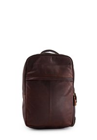 Mørkebrun læderrygsæk med øverste håndtag og frontlomme med lynlås mod hvid baggrund.