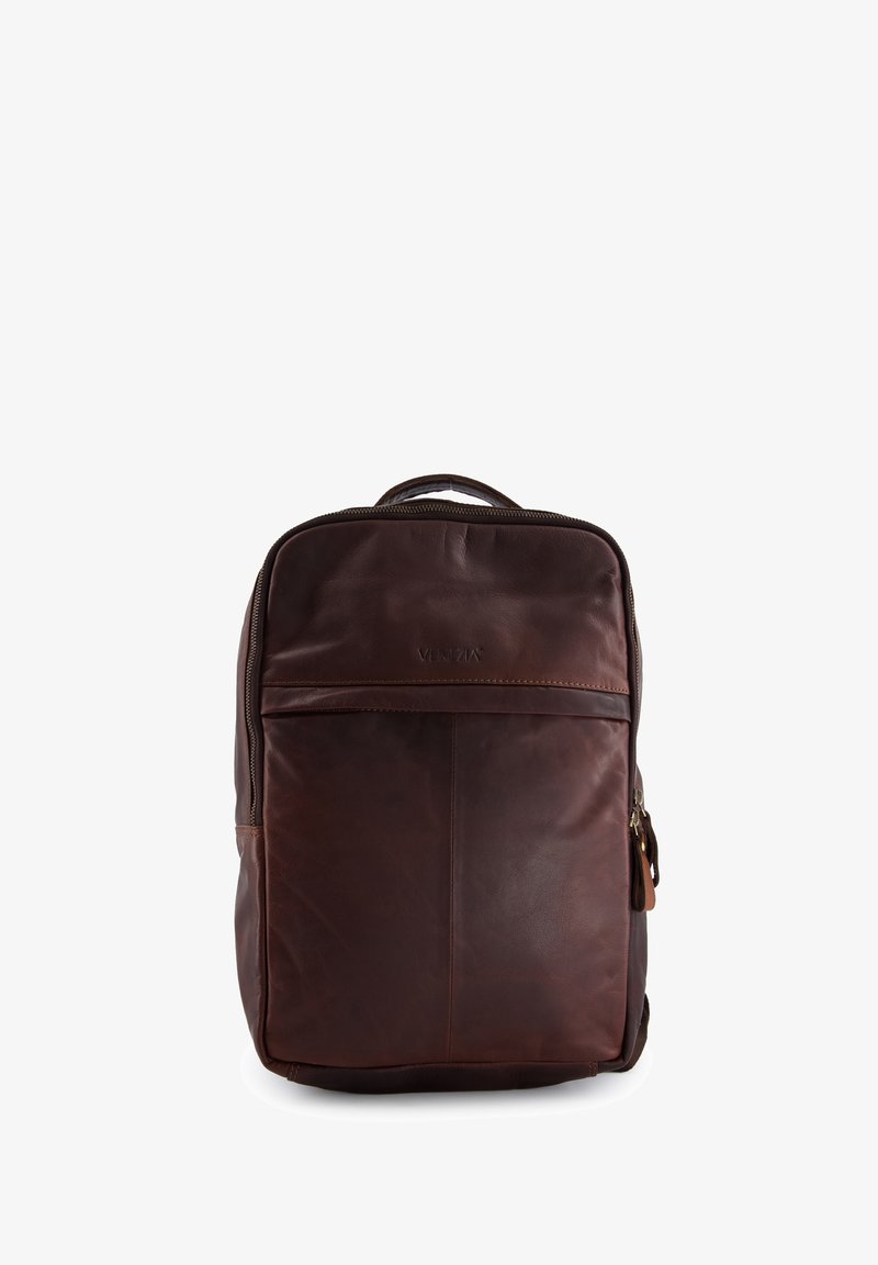 Mørkebrun læderrygsæk med øverste håndtag og frontlomme med lynlås mod hvid baggrund.