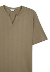 T-shirt a maniche corte verde oliva con una texture a coste, scollatura a V e una vestibilità comoda. Etichetta con la scritta "CALLIOPE", taglia L.