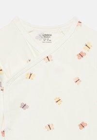 Λευκό μπουφάν νεογέννητου με μοτίβο πεταλούδας σε παστέλ αποχρώσεις ροζ, κίτρινο και μωβ, με απαλή βαμβακερή υφή και κλείσιμο με κουμπιά snap.