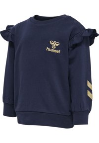 Marinblå sweatshirt med volangärmar, guldbroderad logotyp och guldaccenter på ränderna. Rundad hals och elastiska ärmslut. Mjukt bomullsmaterial.