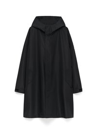 Svart vattentålig kappa med hög krage, långa ärmar och sidofickor. Slät textur och lös passform med inga synliga stängningar.